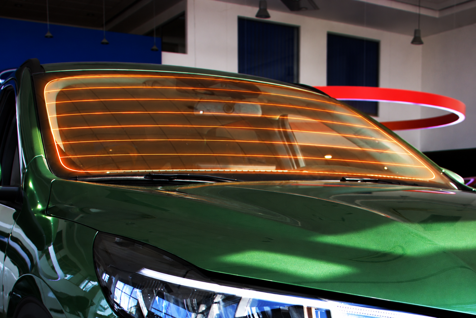 Parbriz încălzit pe SUV verde metalizat